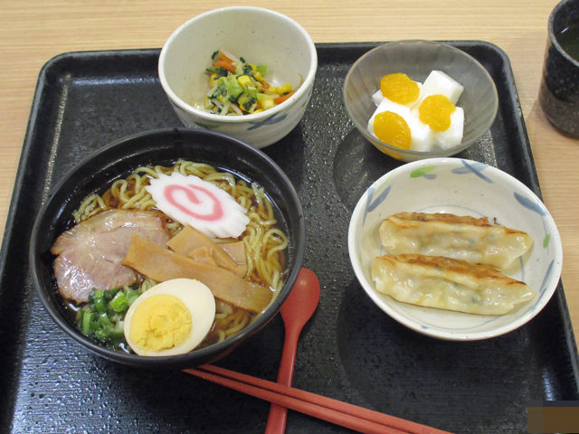 老人ホームの食事_ラーメン