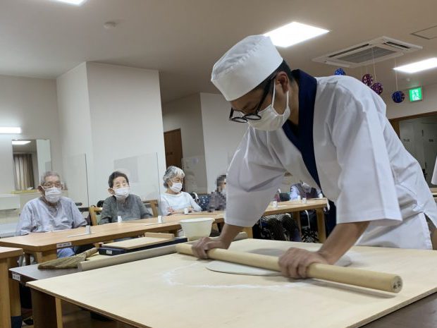 老人ホームの食事_蕎麦打ち