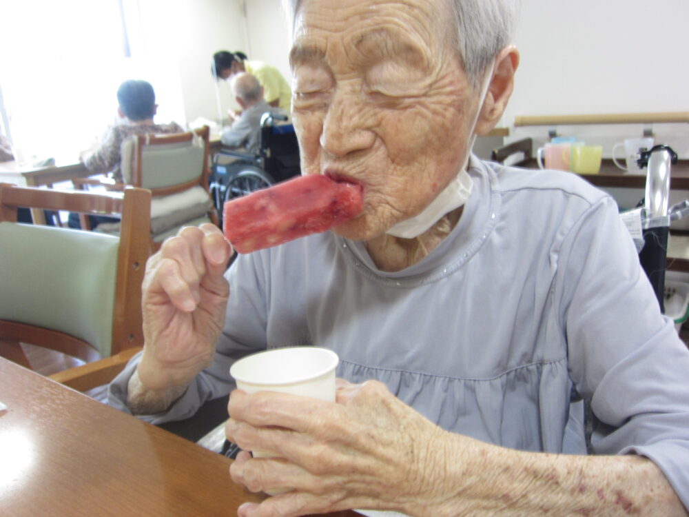 静岡市葵区有料老人ホーム_暑い日には冷たいアイス