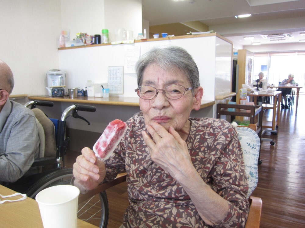 静岡市葵区有料老人ホーム_暑い日には冷たいアイス