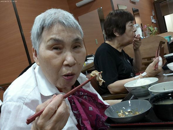 駿東郡長泉町老人ホーム_お好み焼きの提供