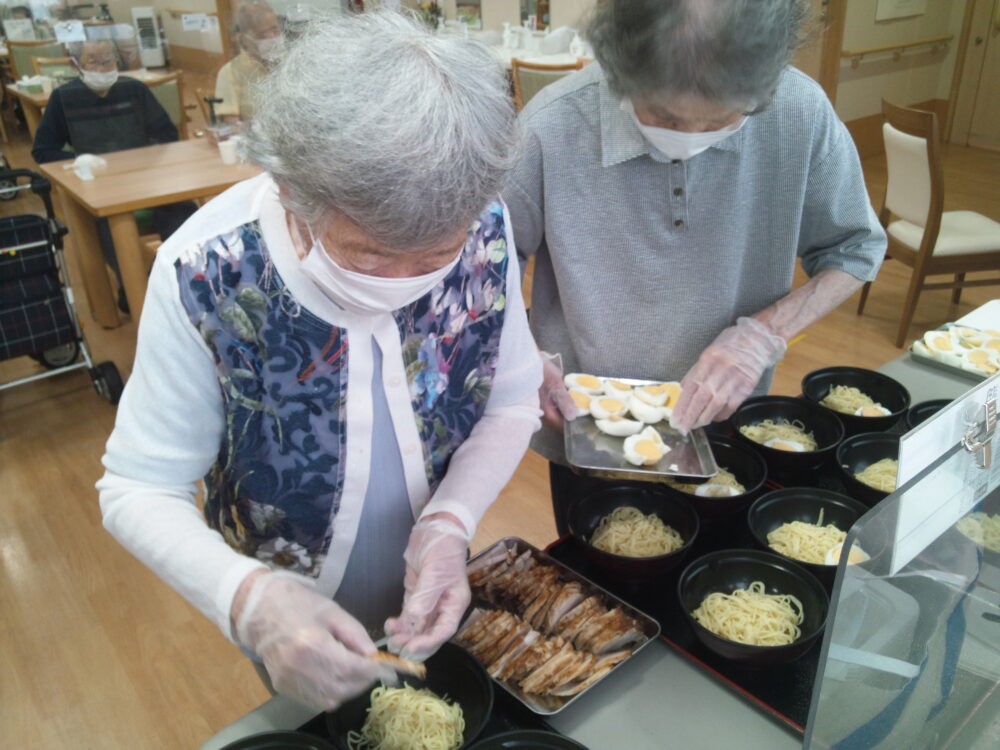 浜松市北区老人ホーム_冷やしラーメン作り