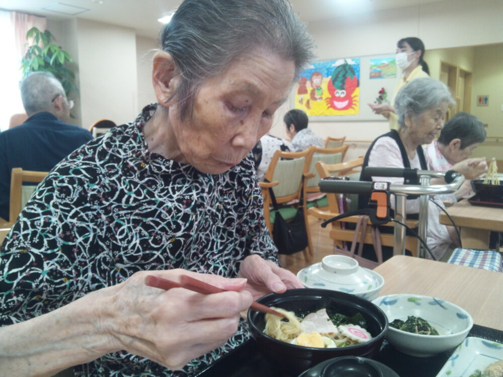 浜松市北区老人ホーム_冷やしラーメン作り