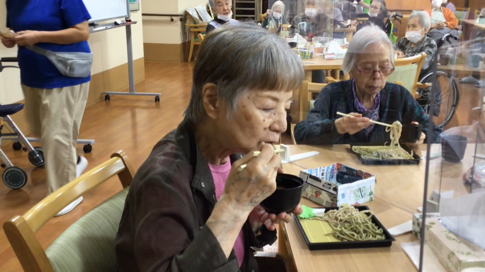 駿東郡長泉町老人ホーム_食欲そそる2色蕎麦