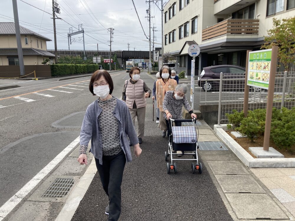 藤枝市老人ホーム_朝の歩行運動