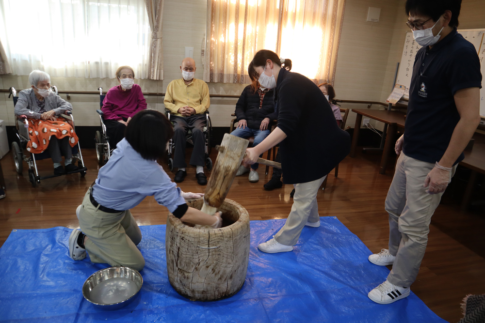 静岡市葵区有料老人ホーム_年末恒例餅つき大会