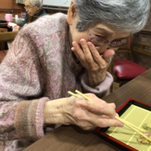 駿東郡長泉町老人ホーム_天ぷらの提供