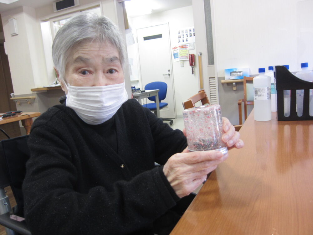静岡市葵区有料老人ホーム_お正月をテーマとしたスノードーム作り