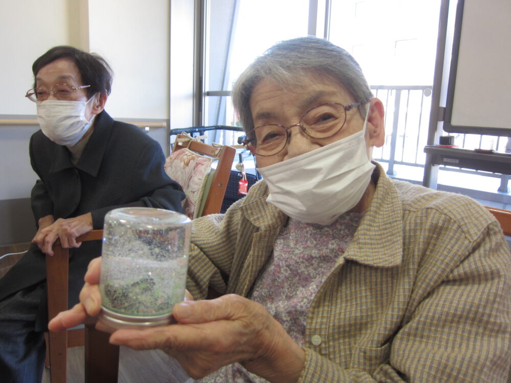 静岡市葵区有料老人ホーム_お正月をテーマとしたスノードーム作り