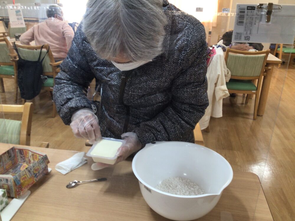 浜松市北区老人ホーム_鏡開きでお汁粉づくり