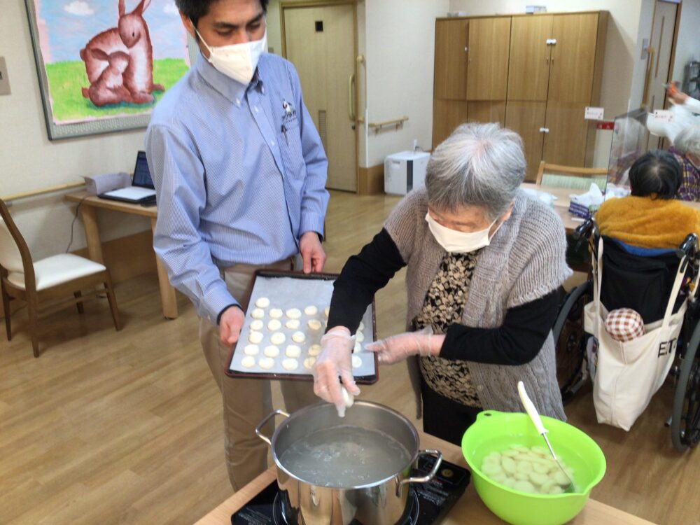 浜松市北区老人ホーム_鏡開きでお汁粉づくり