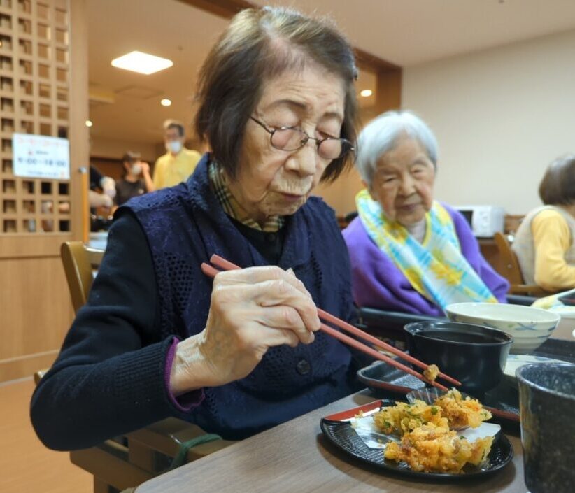 藤枝市老人ホーム_福豆と桜エビのかき揚げ