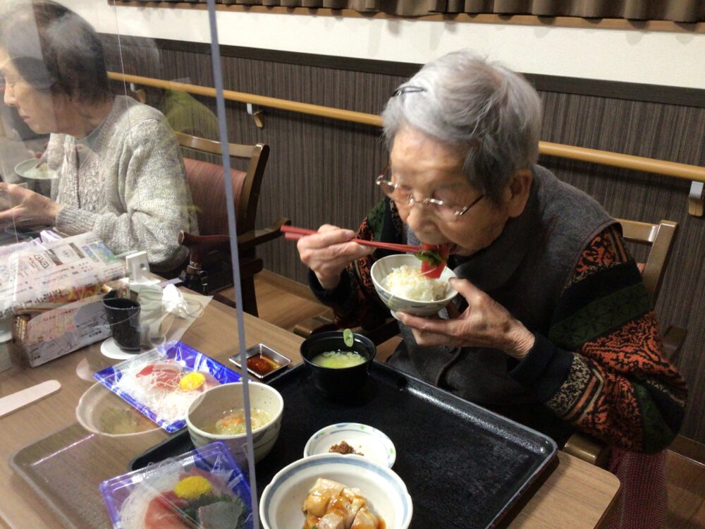 藤枝市老人ホーム_マグロとカンパチのお刺身