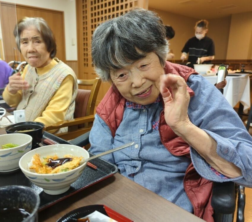 藤枝市老人ホーム_福豆と桜エビのかき揚げ