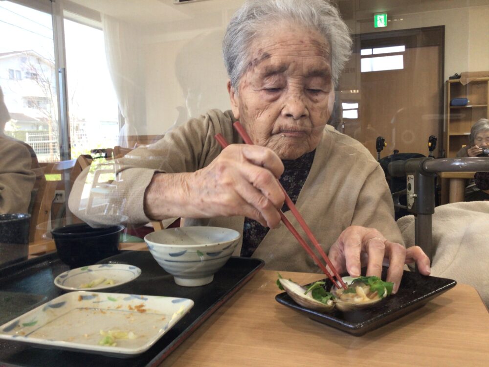 藤枝市老人ホーム_食事レクリエーションはまぐり提供