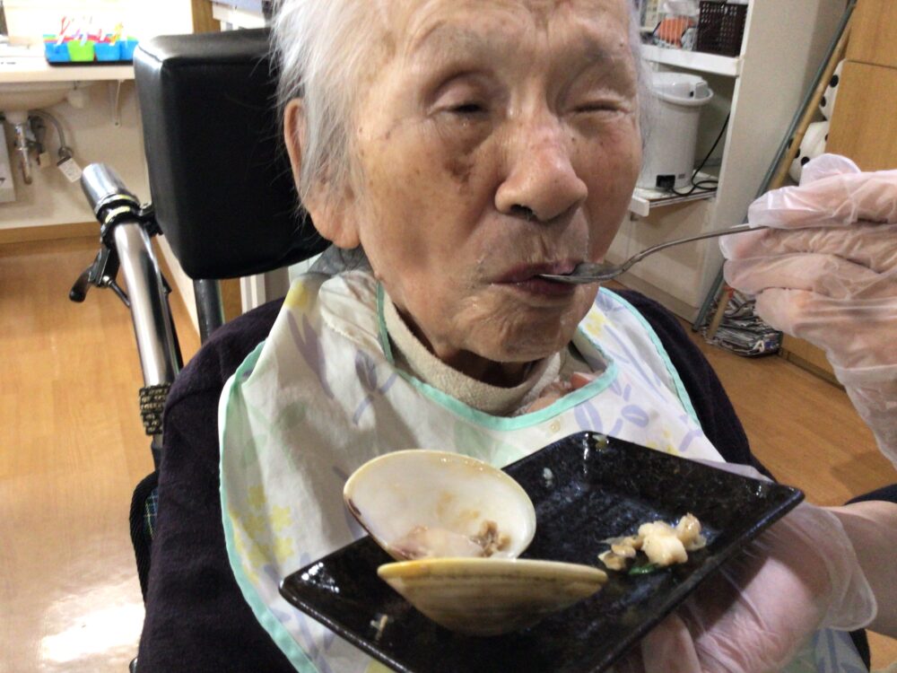 藤枝市老人ホーム_食事レクリエーションはまぐり提供