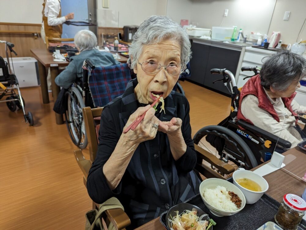 藤枝市有料老人ホーム_新玉ねぎとカイワレ大根のサラダ