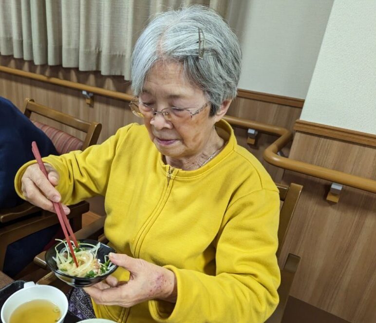 藤枝市有料老人ホーム_新玉ねぎとカイワレ大根のサラダ