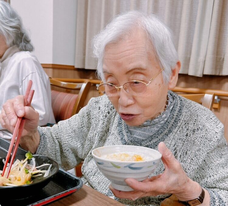 藤枝市有料老人ホーム_新玉ねぎとカイワレ大根のサラダ