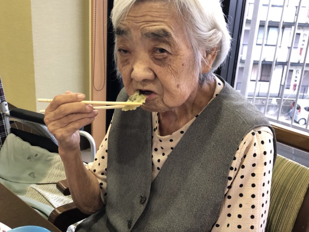静岡市葵区有料老人ホーム_新茶の芽の天麩羅レク