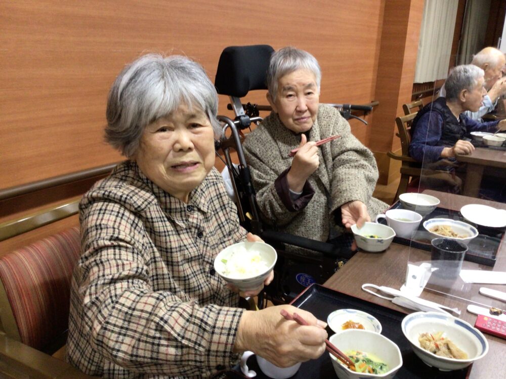 駿東郡長泉町老人ホーム_お刺身の提供