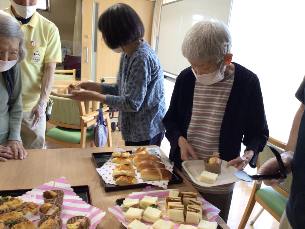 藤枝市老人ホーム_春のパン祭り