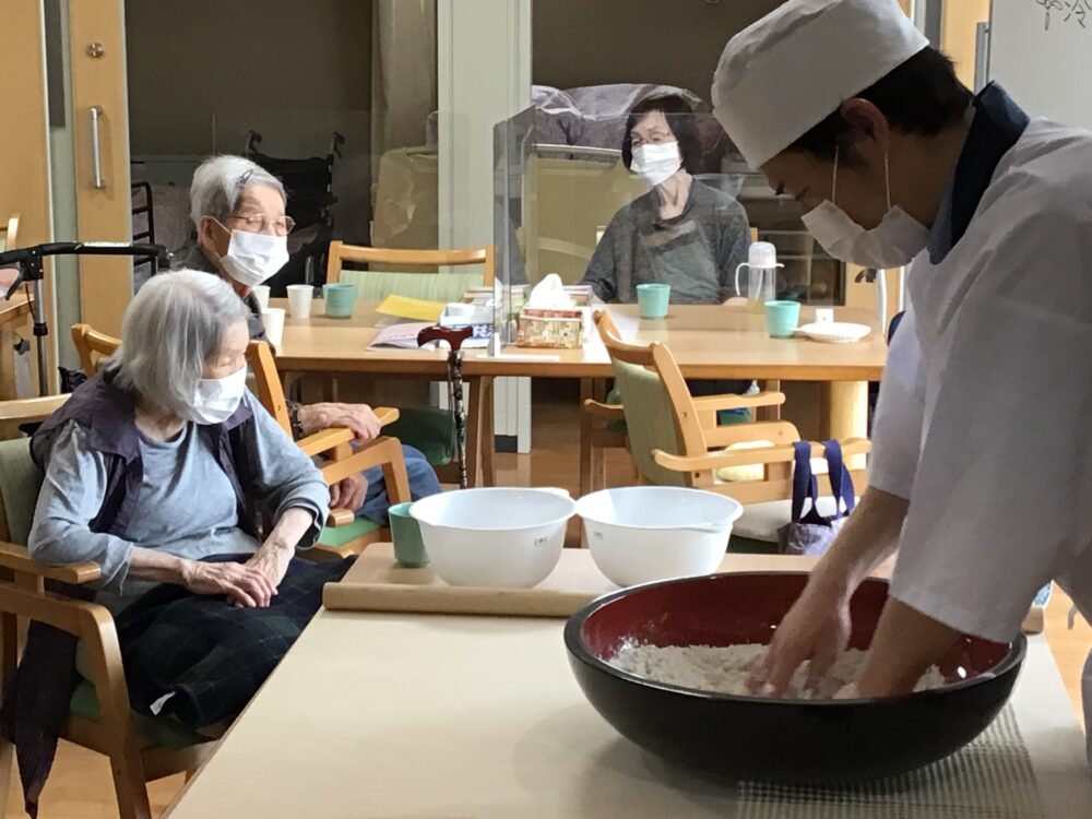 藤枝市老人ホーム_蕎麦打ち冷やしとろろ蕎麦