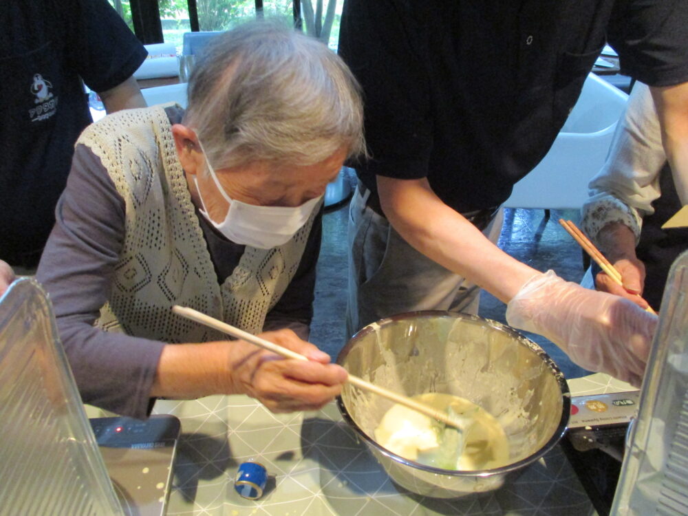 静岡市葵区有料老人ホーム_新茶の芽の天麩羅レク