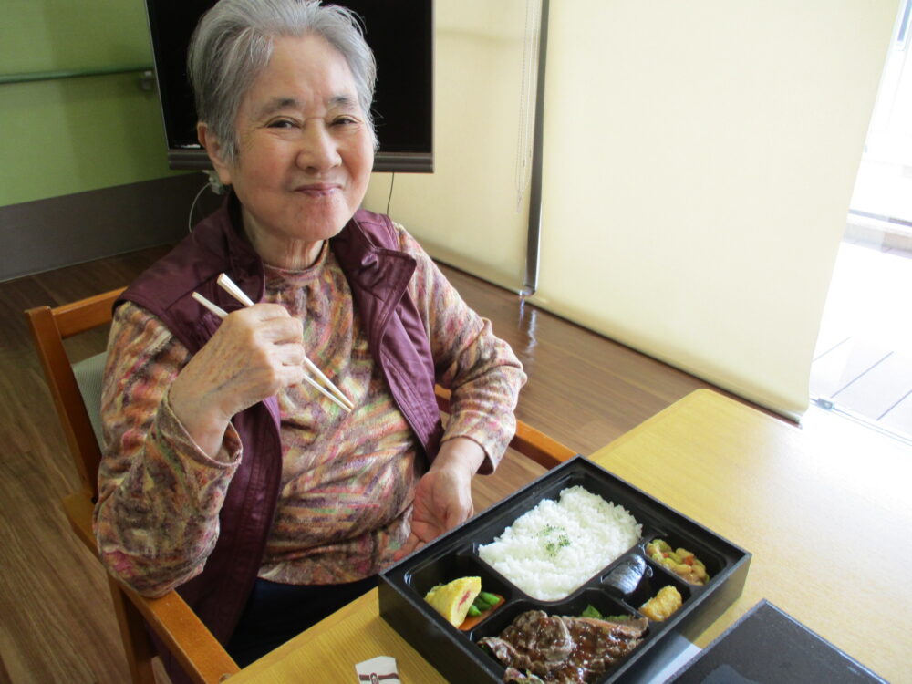 静岡市葵区有料老人ホーム_今月の花水木ランチステーキランチ