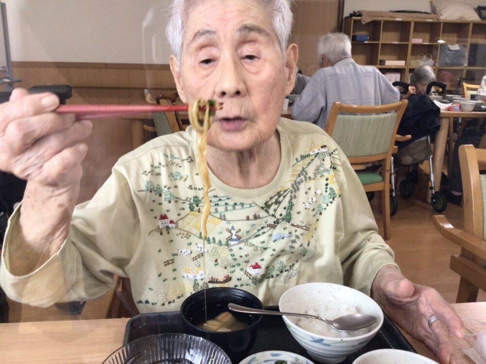 藤枝市老人ホーム_蕎麦打ちネバネバオクラと梅干蕎麦