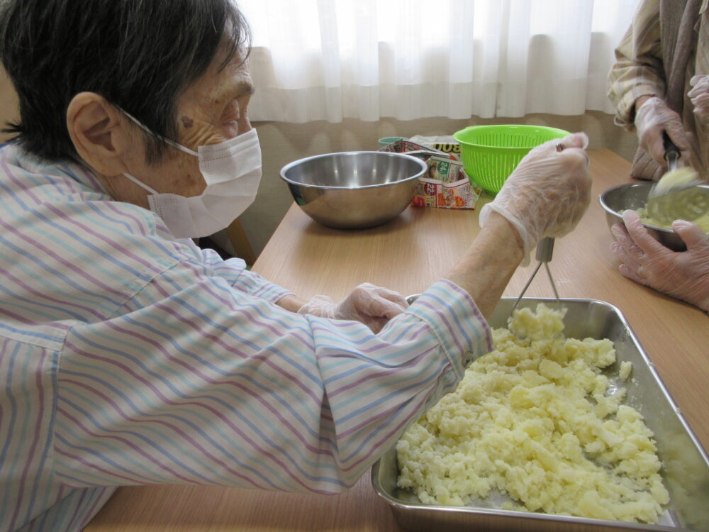 浜松市老人ホーム_三方原馬鈴薯コロッケ作り