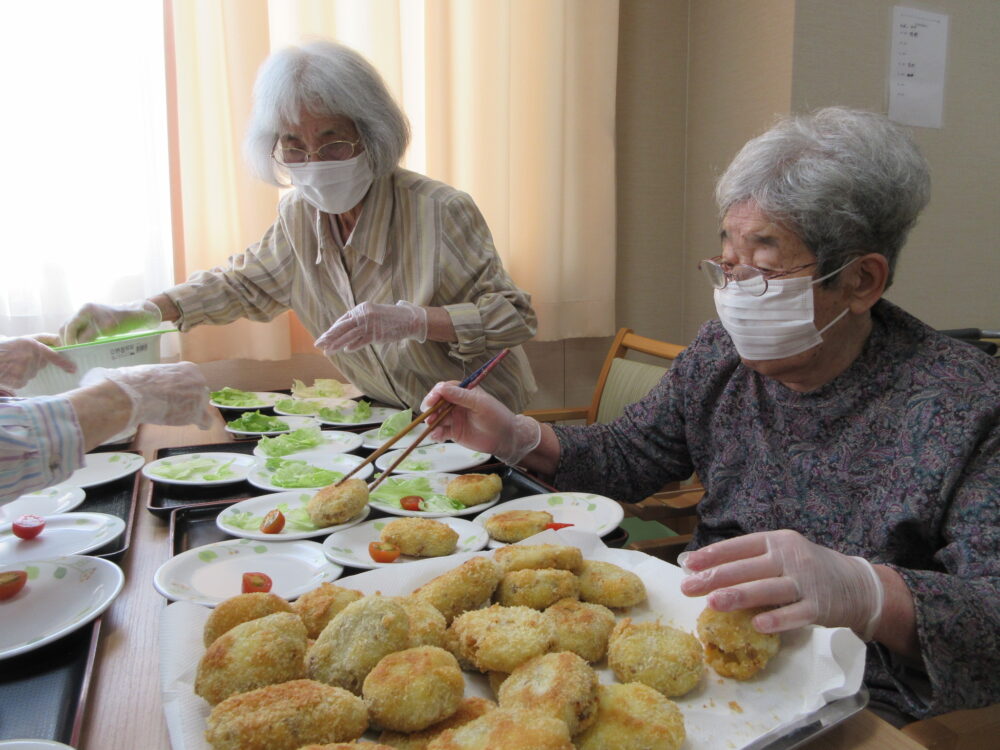 浜松市老人ホーム_三方原馬鈴薯コロッケ作り