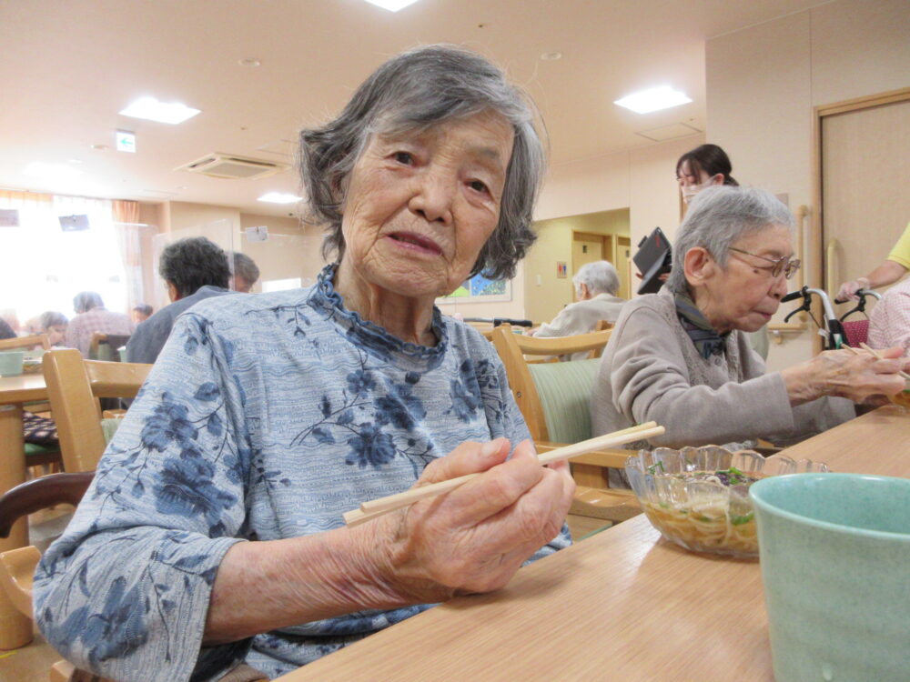 浜松市老人ホーム_夏野菜のおろし蕎麦