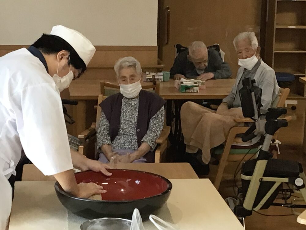 藤枝市老人ホーム_蕎麦打ちおろしポン酢掛け蕎麦