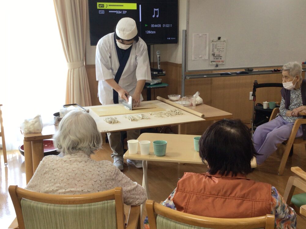 藤枝市老人ホーム_蕎麦打ちおろしポン酢掛け蕎麦