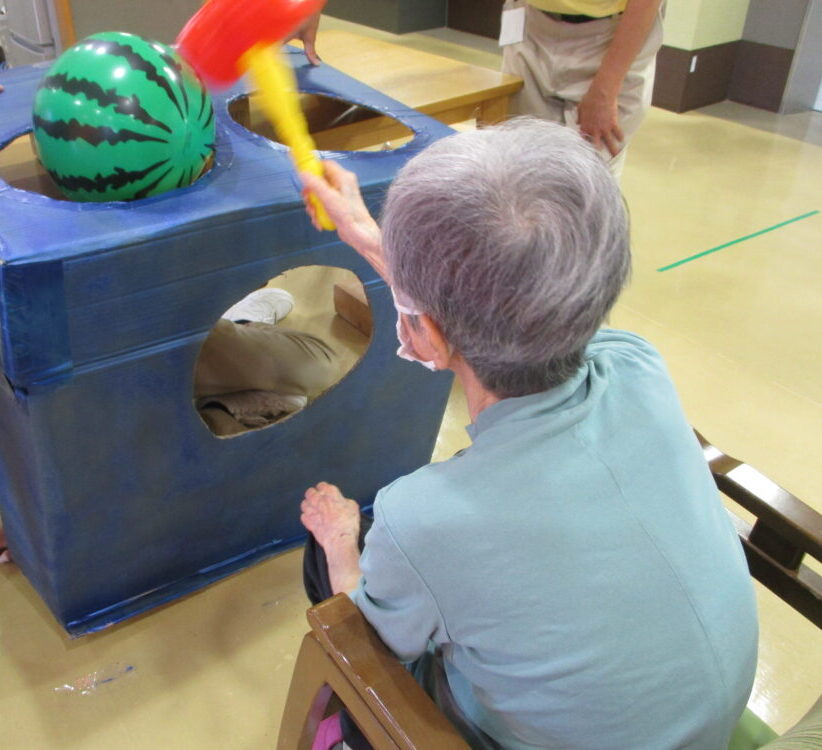 静岡市駿河区有料老人ホーム_スイカ割りレクリエーション