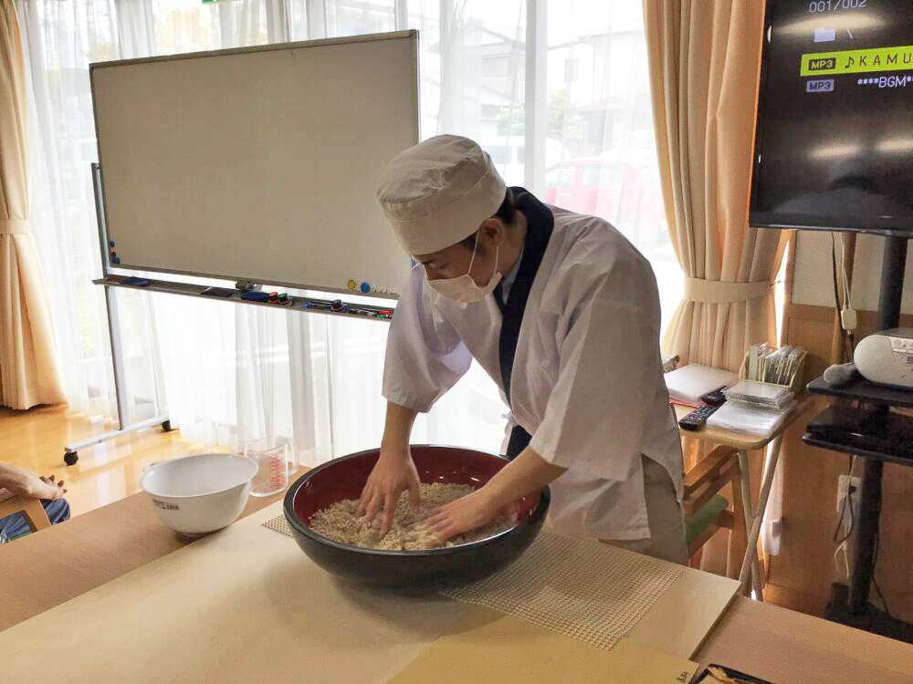 藤枝市老人ホーム_蕎麦打ち冷やしきつね蕎麦