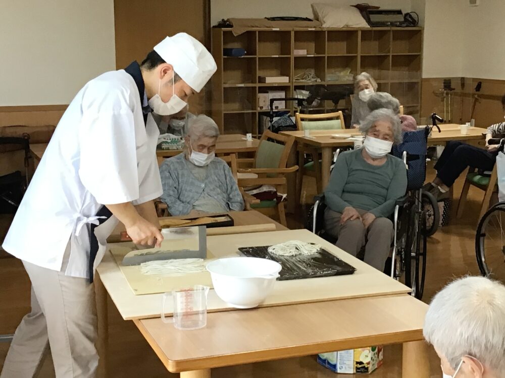 藤枝市老人ホーム_蕎麦打ち冷やしきつね蕎麦