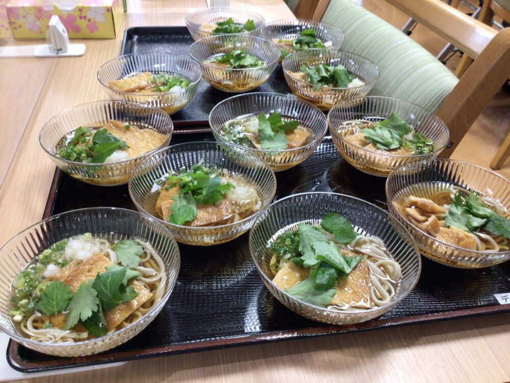 藤枝市老人ホーム_蕎麦打ち冷やしきつね蕎麦