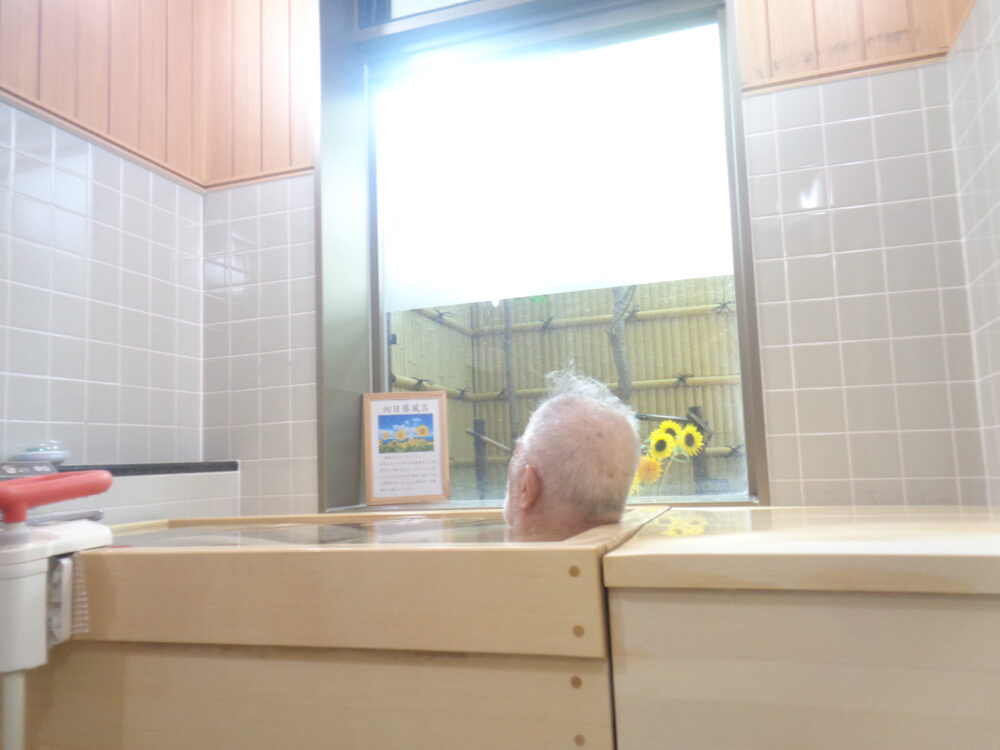 静岡市葵区有料老人ホーム_季節を感じるひまわり風呂