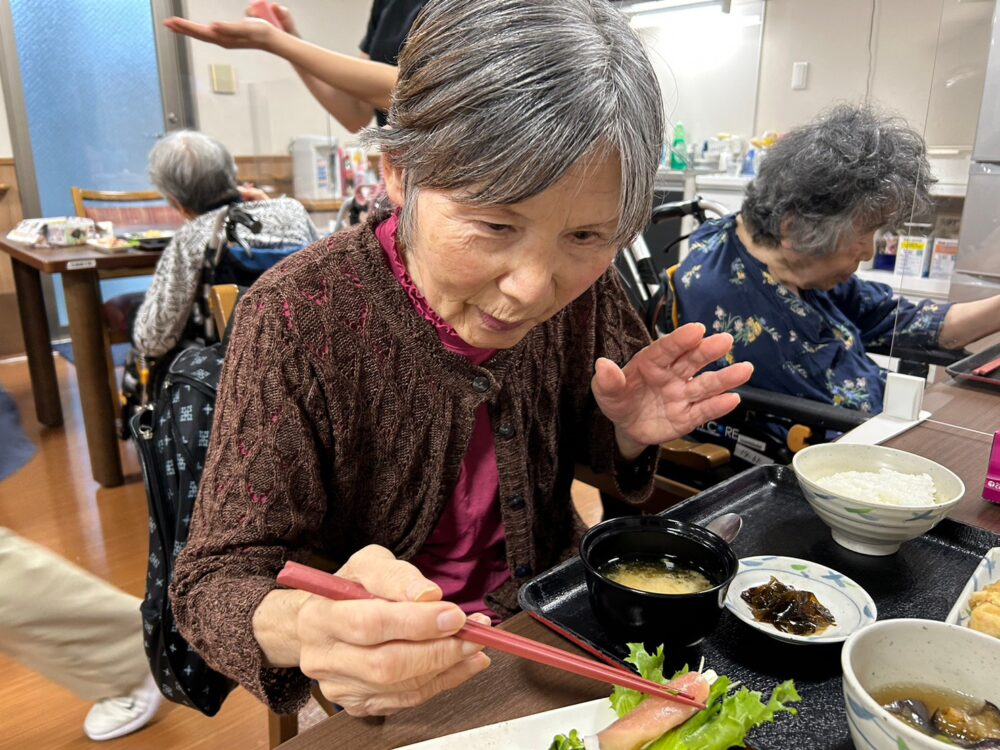 藤枝市老人ホーム_かいわれ大根チーズのくるくる生ハム巻き