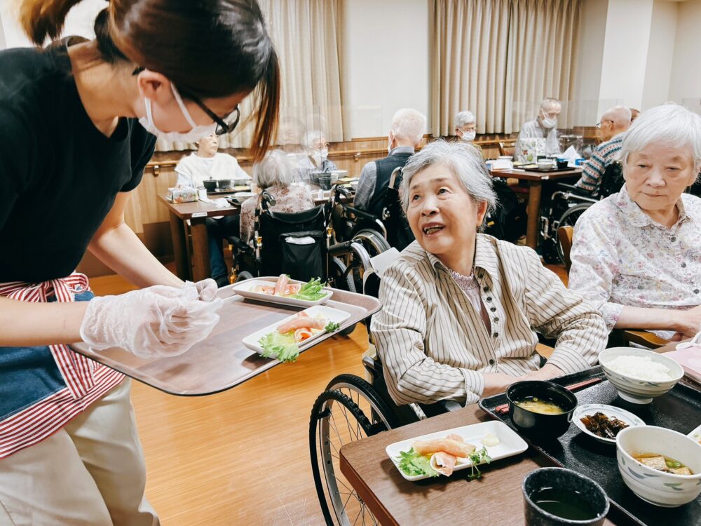 藤枝市老人ホーム_かいわれ大根チーズのくるくる生ハム巻き