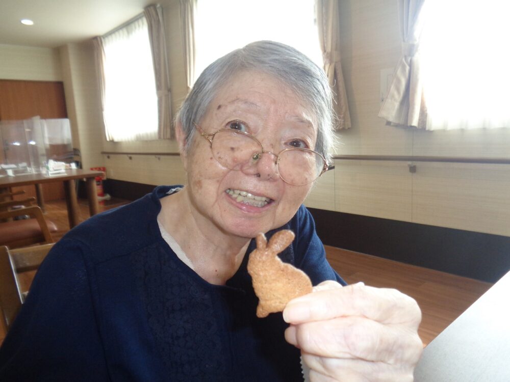 静岡市葵区有料老人ホーム_お月様とウサギの蕎麦ボーロ作り