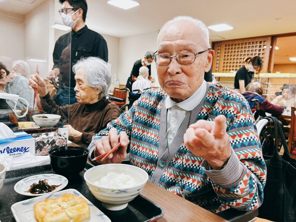 藤枝市老人ホーム_かいわれ大根チーズのくるくる生ハム巻き