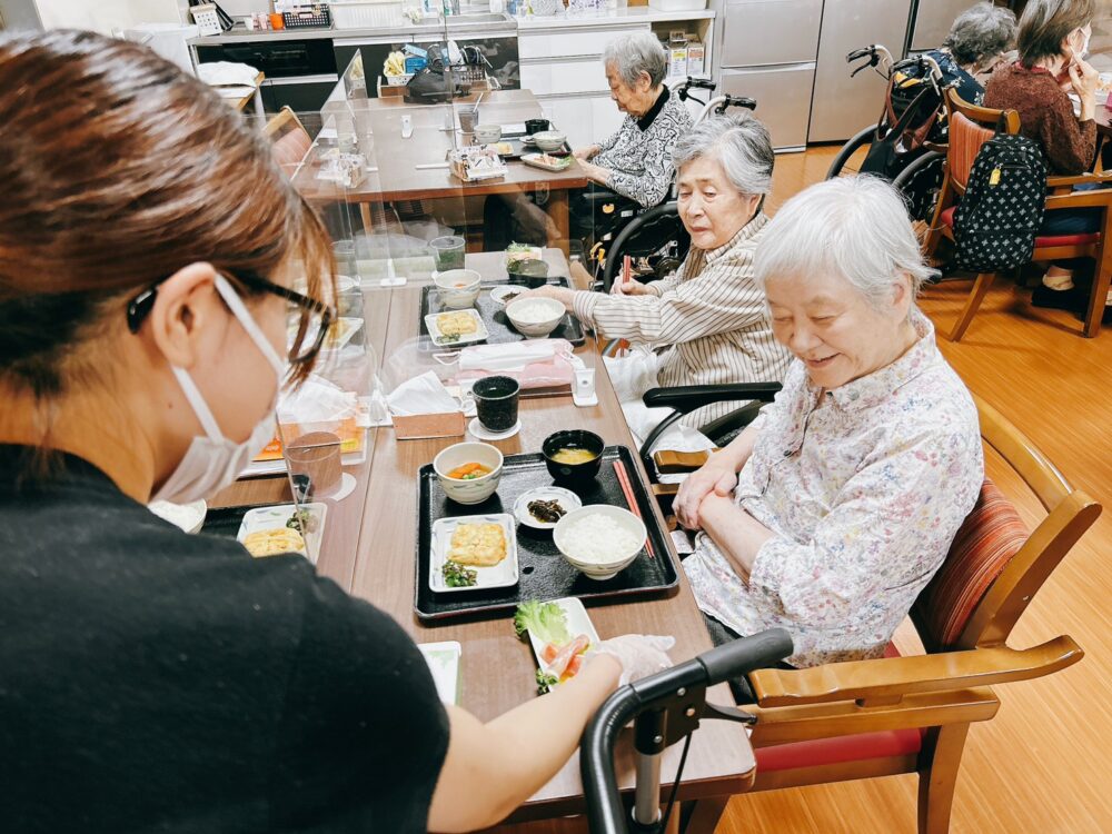 藤枝市老人ホーム_かいわれ大根チーズのくるくる生ハム巻き