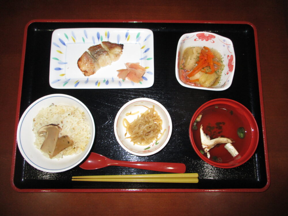 静岡市駿河区有料老人ホーム_松茸ご飯とお吸い物