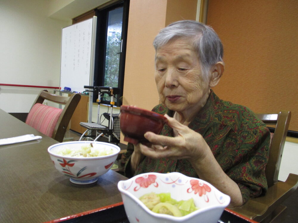 静岡市駿河区有料老人ホーム_松茸ご飯とお吸い物