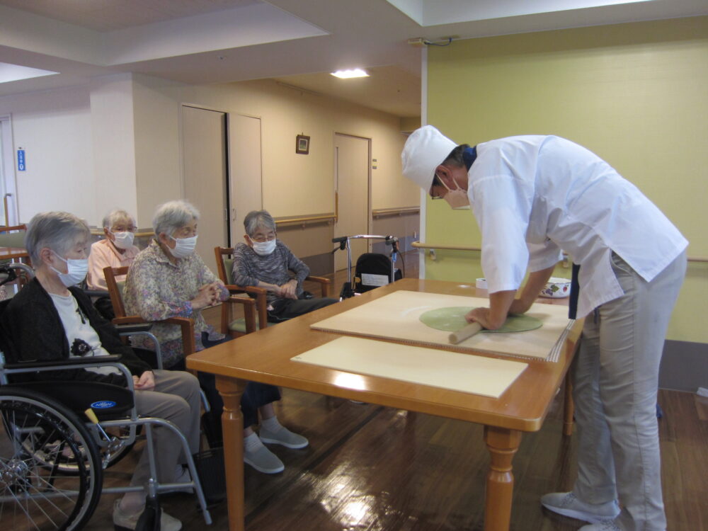 静岡市葵区有料老人ホーム_大葉を使った変わり蕎麦大葉切り