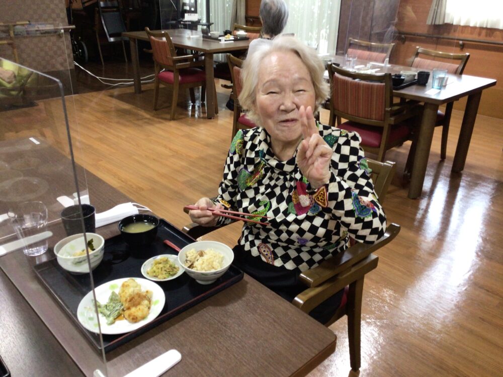 駿東郡長泉町老人ホーム_松茸ご飯の提供