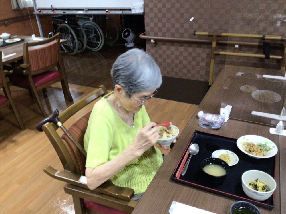 駿東郡長泉町老人ホーム_松茸ご飯の提供